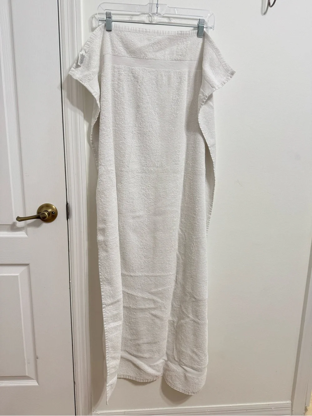 Set of 4 Room Essentials White Bath Towels | 100% Cotton | 26” x 49” | Good Used